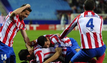 Jugadores del Atlético de Madrid, el club con mayor deuda a Hacienda, celebran un gol contra el Valencia.