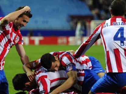 Jugadores del Atl&eacute;tico de Madrid, el club con mayor deuda a Hacienda, celebran un gol contra el Valencia.