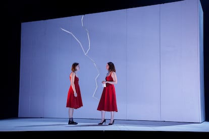 Una escena de la obra 'La madre', con Julia Roch y Aitana Sánchez Gijón.