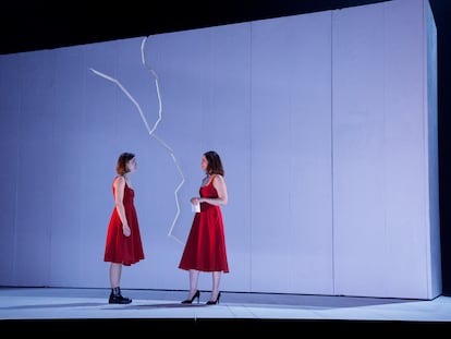 Una escena de la obra 'La madre', con Julia Roch y Aitana Sánchez Gijón.