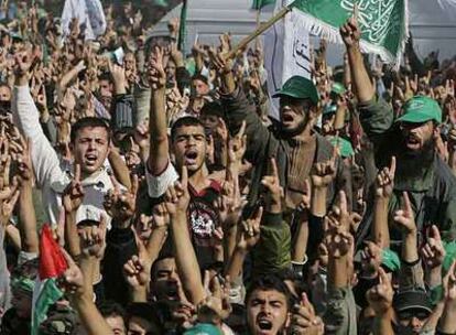 Simpatizantes de Hamás, durante una marcha contra la cumbre de Annapolis en Rafah, al sur de Gaza, el 30 de noviembre.