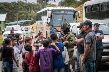 Niños waorani rodean a un militar que llegó a la comunidad Guiyero para custodiar a personal de la empresa Petroecuador que opera los bloques 16 y 67 en el Parque Nacional Yasuní.