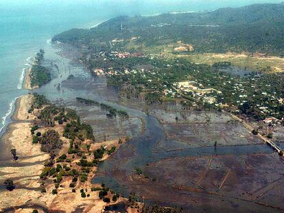 La costa de Banda Aceh, en Indonesia, anegada por el maremoto.