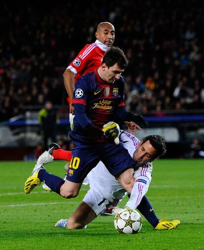 Messi choca con el portero del Benfica Artur.