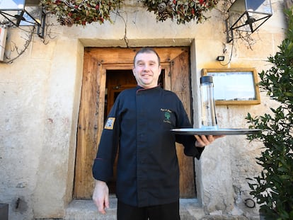 El dueño del restaurante La Olma de Pedraza, en Segovia, que cobra 4,5 por el agua de grifo.