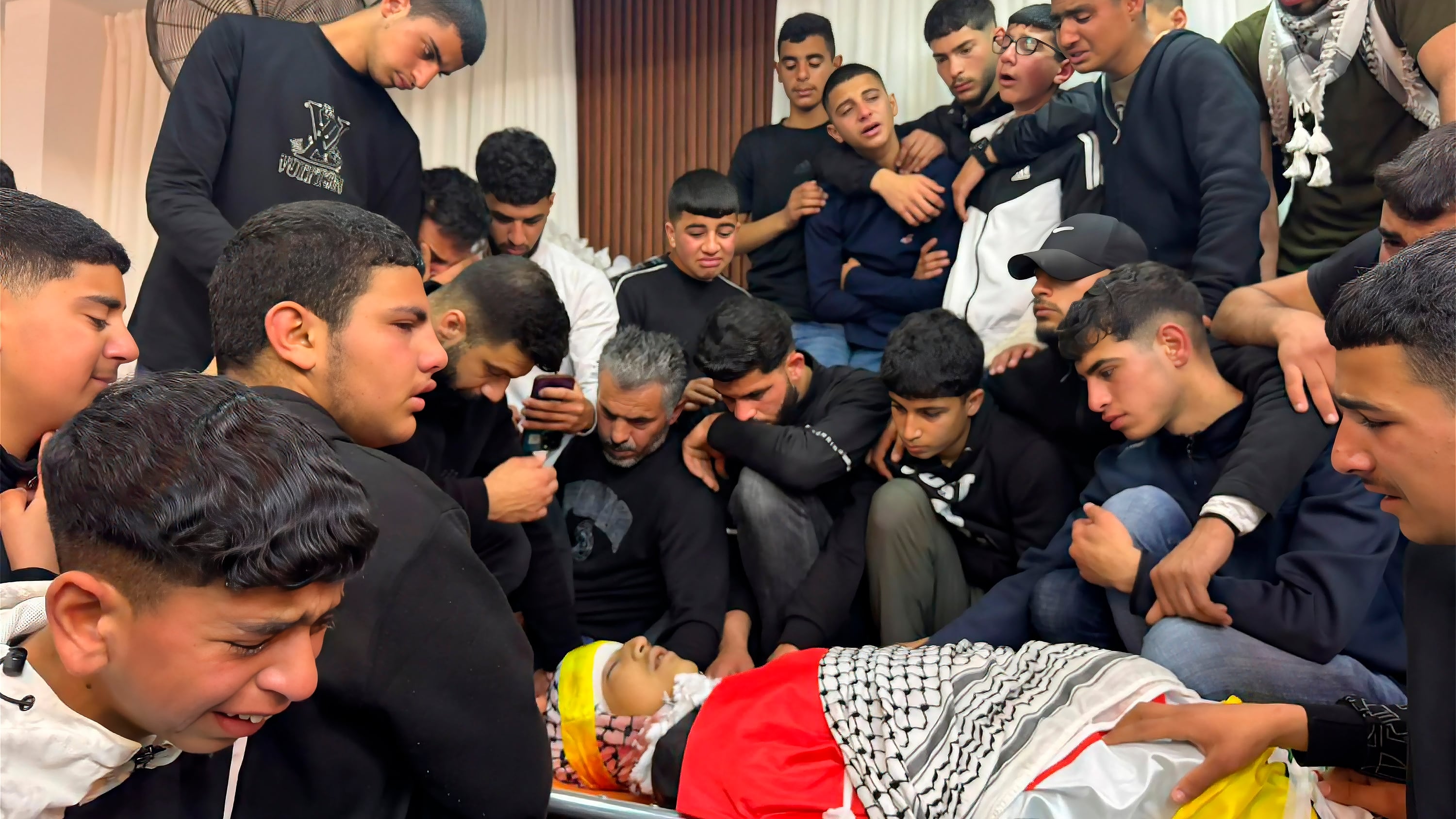 Amigos y compañeros de clase de Aws Hamdi al Nasaan, un adolescente palestino muerto por disparos de un colono israelí, velan su cadáver en Al Mugayer (Cisjordania) el pasado abril.