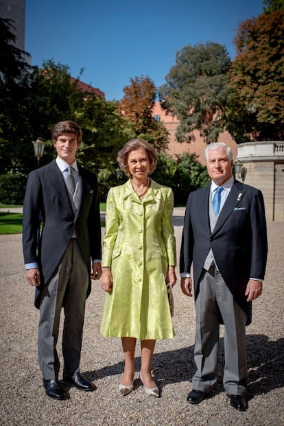 La reina Sofía entre Carlos Fitz-James Stuart, duque de Alba, y su hijo Carlos Fitz-James-Stuart y Solís.