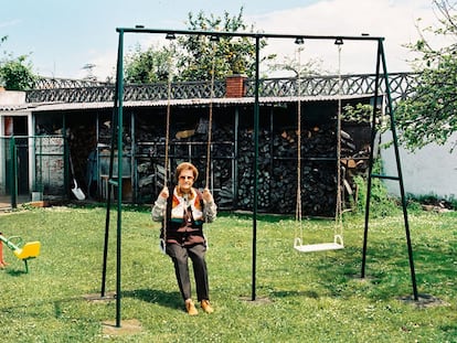 La reina de la novela romántica española, María del Socorro Tellado López, 'Corín Tellado' (El Franco, 1927 - Gijón, 2009), en su casa asturiana. Mordzinski la conoció por casualidad en la peluquería gijonesa donde había ido a cumplir su ritual de arreglarse la barba en la víspera de una exposición.