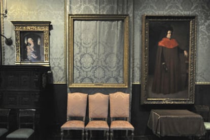 Marco vacío de uno de los cuadros de Rembrandt que dos ladrones se llevaron del museo Isabella Stewart Gardner de Boston en 1990.
Uno de los carteles que distribuye Interpol con las obras de arte robadas más buscadas del mundo.