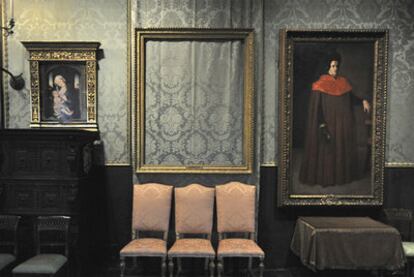 Marco vacío de uno de los cuadros de Rembrandt que dos ladrones se llevaron del museo Isabella Stewart Gardner de Boston en 1990.
Uno de los carteles que distribuye Interpol con las obras de arte robadas más buscadas del mundo.