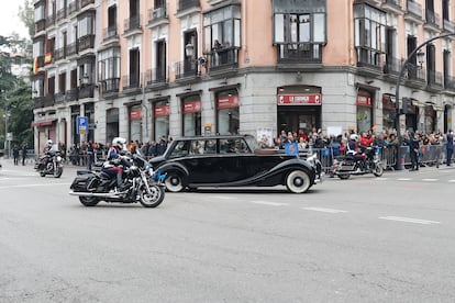 La princesa Leonor y la infanta Sofía escoltadas por la Guardia Real Motorizada saludan a los ciudadanos a su paso por la calle Mayor.