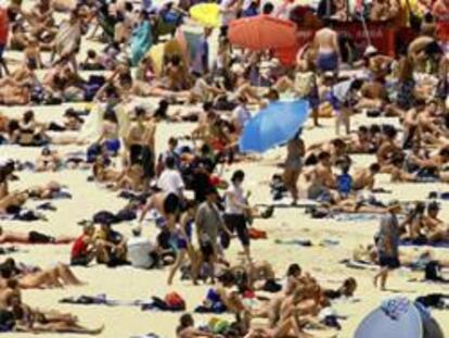 Una playa llena de turistas