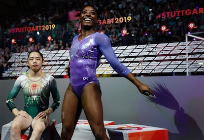 La sonrisa con la que Biles ha despedido todos sus ejercicios en Stuttgart lo decía todo. En la imagen, la gimnasta, al terminar la prueba final de barra.