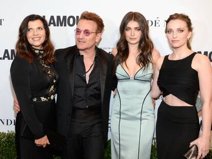 De izquierda a derecha, Alison Hewson y Bono con sus hijas Eve Hewson y Jordan en un evento en Los Ángeles en 2016.