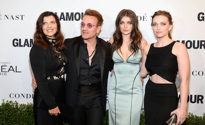 De izquierda a derecha, Alison Hewson y Bono con sus hijas Eve Hewson y Jordan en un evento en Los Ángeles en 2016.