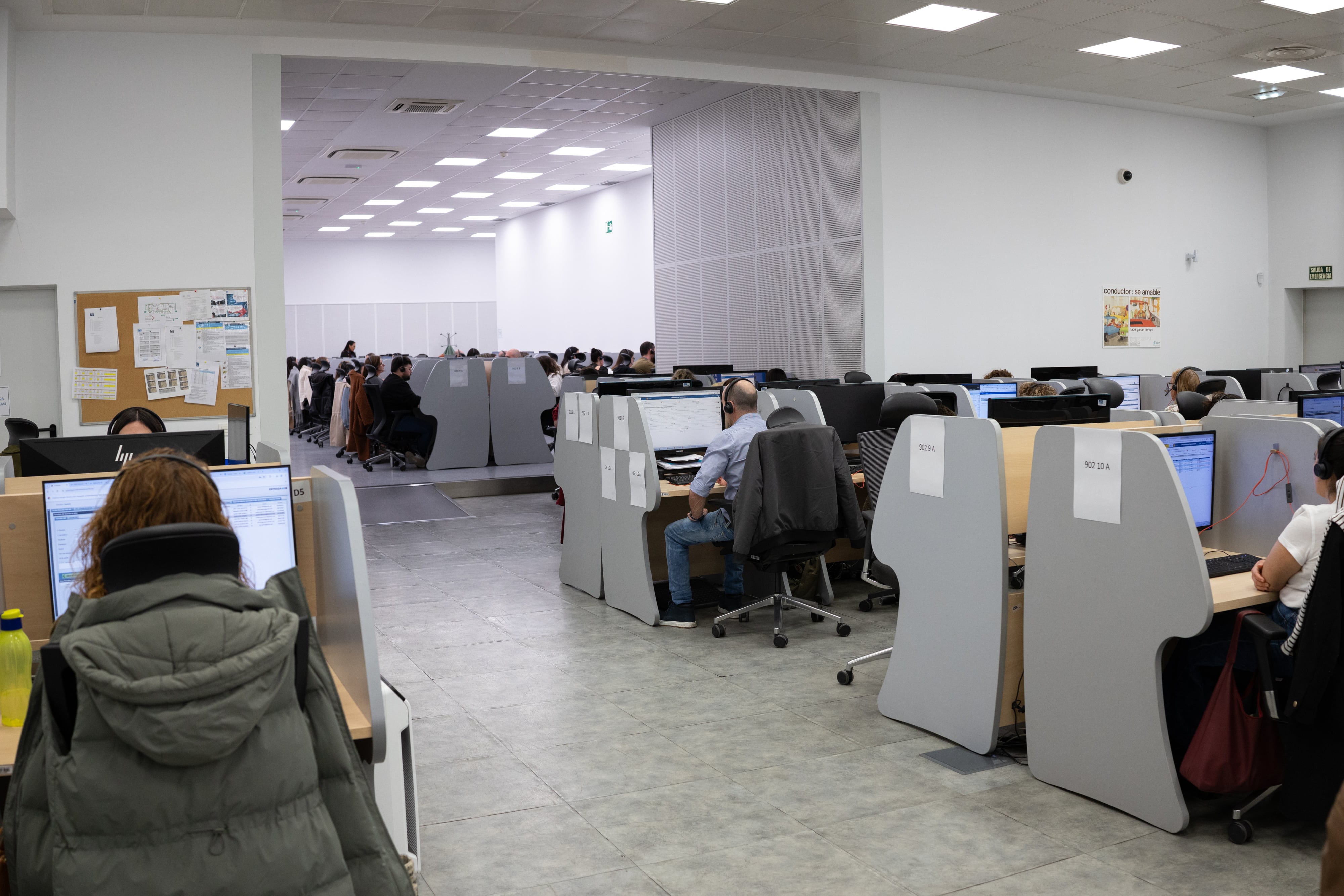 Sala de atención al ciudadano (CAU), en el centro de gestión de multas de la DGT en la provincia de León, el 25 de marzo.