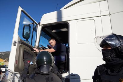 Los Mossos d'Esquadra han detenido a un camionero que ha intentado atropellar a un grupo de manifestantes que participaban en el corte de la carretera N-II en la localidad de La Jonquera. La concentración donde se han producido los hechos es la que se ha organizado en la N-II a su paso por La Jonquera después de que las policías de España y Francia hayan desalojado a los manifestantes que desde ayer bloqueaban la autopista AP-7 en la frontera entre España y Francia.