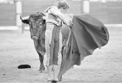 El torero en una faena en Córdoba el 28 de mayo de 2000.