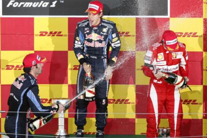 Webber, Vettel y Alonso celebran su podio en el GP de Japón.