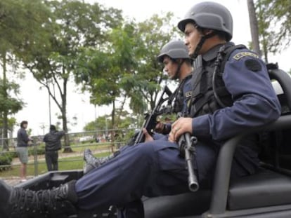 Patrulla policial alrededor del Congreso en Asunci&oacute;n.