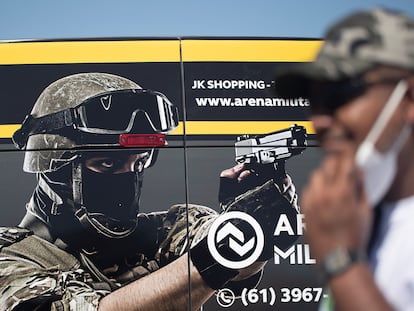 Pessoas participam de um ato pró-armas em Brasília, em 9 de junho deste ano.