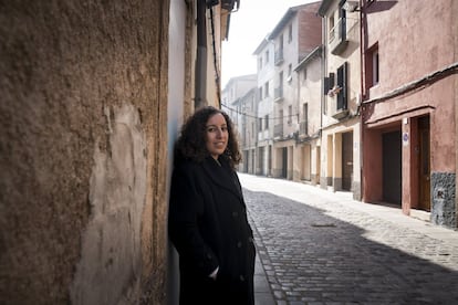 Najat el Hachmi, en la calle de Sant Francesc del barrio de La Calla, en Vic, donde vivió durante su infancia.