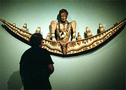 Escultura femenina de Nueva Guinea, en la exposición <i>El primer Eros.</i>