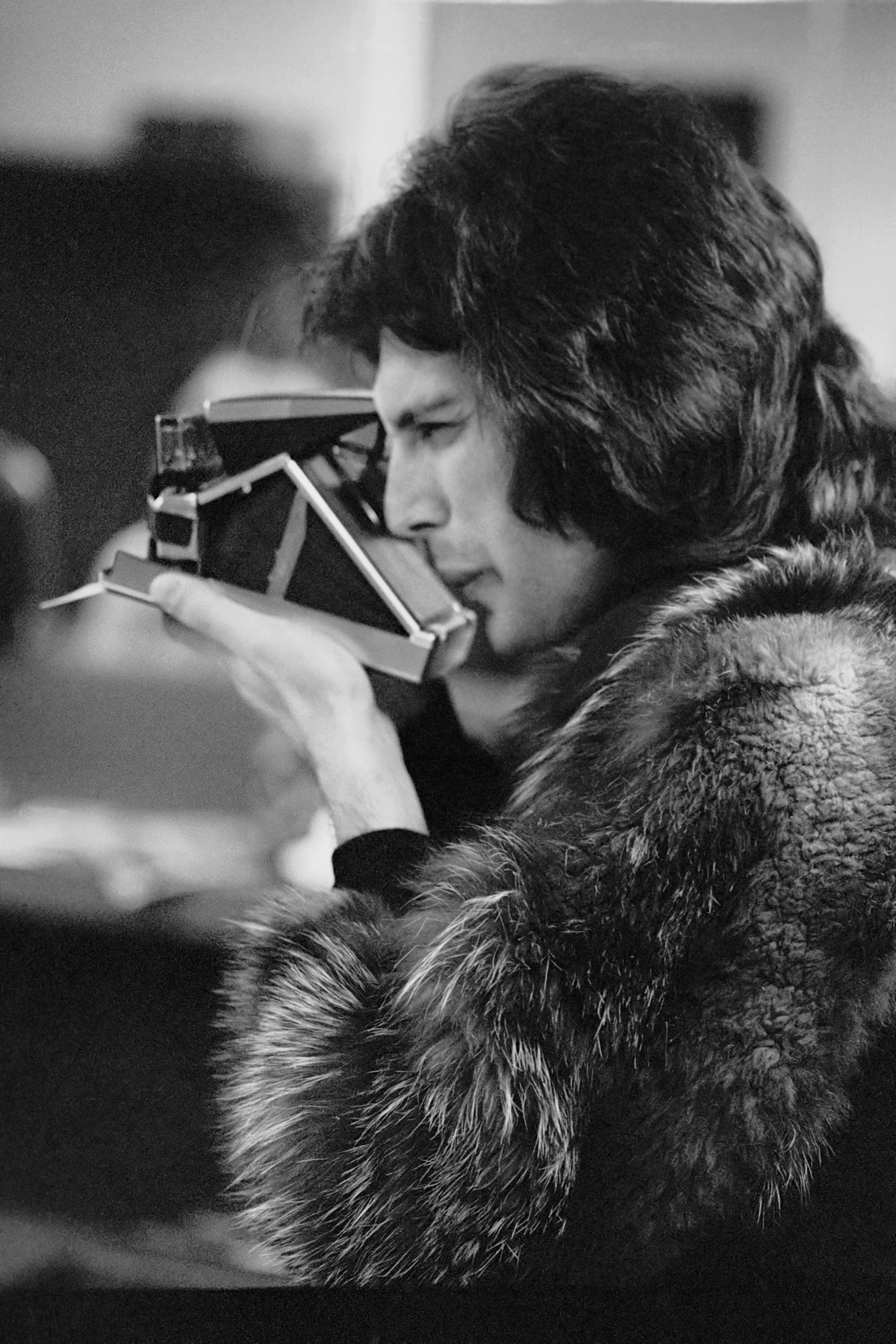 Freddie Mercury (1946 - 1991)  saca una  Polaroid en Los Angeles en 1977.