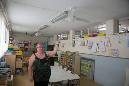 Gioia Lazzo, presidenta de la asociación de madres y padres del CEIP Guindalera, en Madrid, muestra un ventilador de techo comprado por las familias.