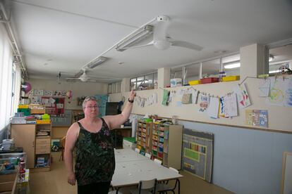 Gioia Lazzo, presidenta de la asociación de madres y padres del CEIP Guindalera, en Madrid, muestra un ventilador de techo comprado por las familias. 