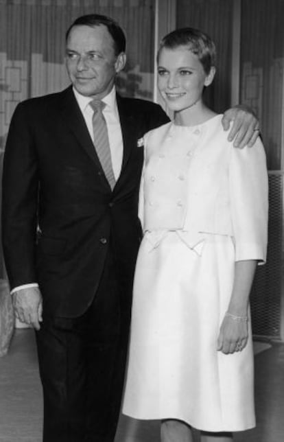 Frank Sinatra y Mia Farrow el día de su bodam en julio de 1966, en Las Vegas.