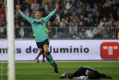 Afellay celebra su primer gol con el Barcelona, el tercero del partido, ante la desolación de Esteban.