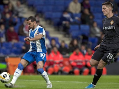 Piatti frente a Diveev, en el Espanyol-CSKA Moscú.