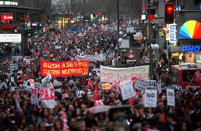 Manifestación contra de la guerra en Irak, en 2003, a su paso por la Plaza de España de Madrid.