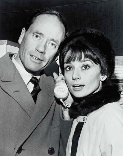Con quien sí se casó fue con el actor y productor Mel Ferrer, en 1954, en Suiza (lo hizo vestida de Balmain). Aquí, juntos, y compartiendo teléfono romano, en 1955.