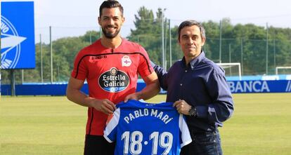 Pablo Marí posa con Carmelo del Pozo el día de su presentación como jugador del Deportivo.