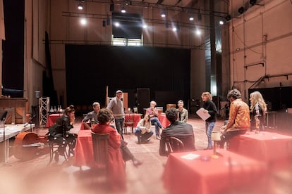 Un assaig de l’obra ‘La tercera fuga’, amb Victoria Szpunberg dirigint