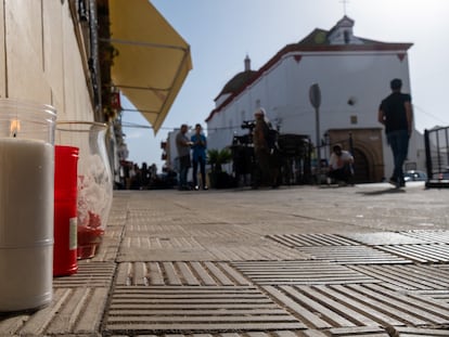 Unas velas depositadas en la primera de las terrazas en las que, en la tarde de ayer domingo, una persona murió y seis resultaron heridas a causa de un atropello múltiple registrado en la localidad de Gibraleón (Huelva).