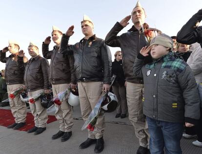 Pilotos rusos saludan el miércoles durante una ceremonia de bienvenida en la base aérea de Primorsko-Akhtarsk, al sur de Rusia.