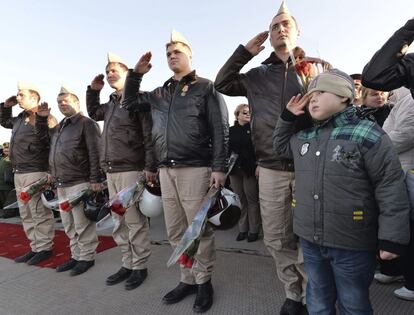 Pilotos rusos saludan el mi&eacute;rcoles durante una ceremonia de bienvenida en la base a&eacute;rea de Primorsko-Akhtarsk, al sur de Rusia.