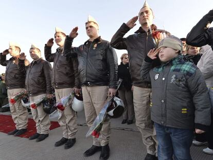 Pilotos rusos saludan el mi&eacute;rcoles durante una ceremonia de bienvenida en la base a&eacute;rea de Primorsko-Akhtarsk, al sur de Rusia.