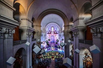 La Prague Radio Symphony Orchestra actuando en la iglesia del Descubrimiento de la Santa Cruz, en Litomyšl.