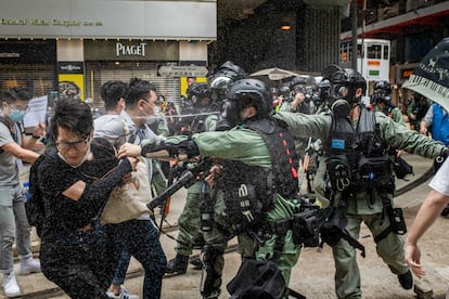 Escena de represión policial de protestas contra el Gobierno en Hong Kong.