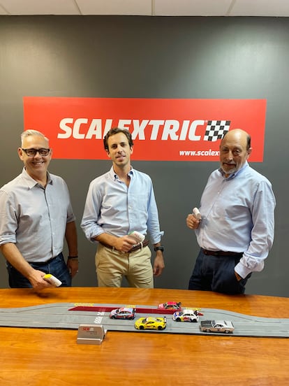 Desde la izquierda, Joaquín Solleone, director comercial; Luis Arnau Carreras, consejero delegado, y Luis M. Arnau, director de Scalextric.