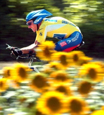 Armstrong rueda durante una contrarreloj en el Tour de 2003.