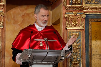 El rey Felipe VI da un discurso tras ser investido doctor 'honoris causa' durante un acto celebrado en la Universidad de Alcalá este jueves.