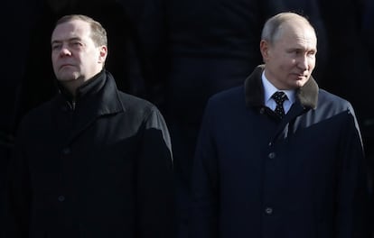 El presidente y el primer ministro rusos, en una ceremonia de colocación de coronas, cerca del Kremlin, durante las celebraciones nacionales del 'Día del Defensor de la Patria en Moscú, el 23 de febrero de 2019.