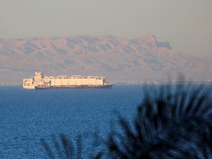 Buques mercantes navegan en el golfo de Suez en dirección hacia el mar Rojo