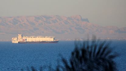 Buques mercantes navegan en el golfo de Suez en dirección hacia el mar Rojo