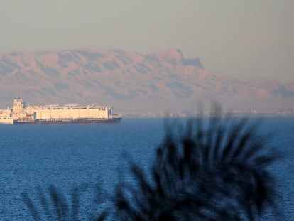 Buques navegan el Golfo de Suez hacia el Mar Rojo.